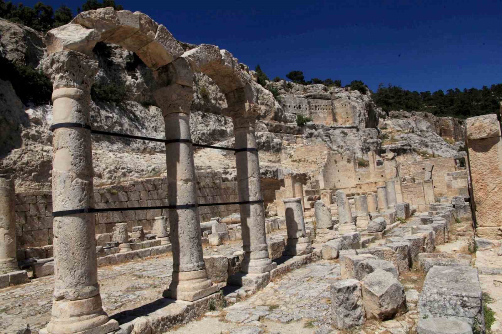 Mut Alahan Manastırı yerli ve yabancı turistlerin ilgi noktası oldu 6 mut alahan manastiri yerli ve yabanci turistlerin ilgi noktasi oldu 2 OenHIsiZ