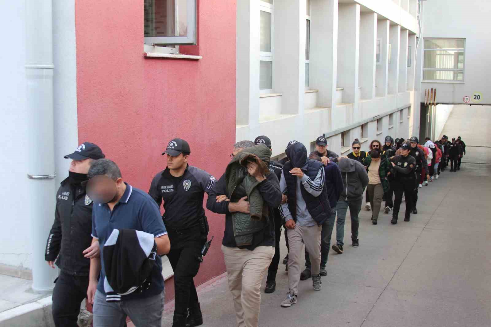 muteahhitleri 19 milyon lira dolandiran sebeke cokertildi 23 ilde dev operasyon 3 D68irfKz