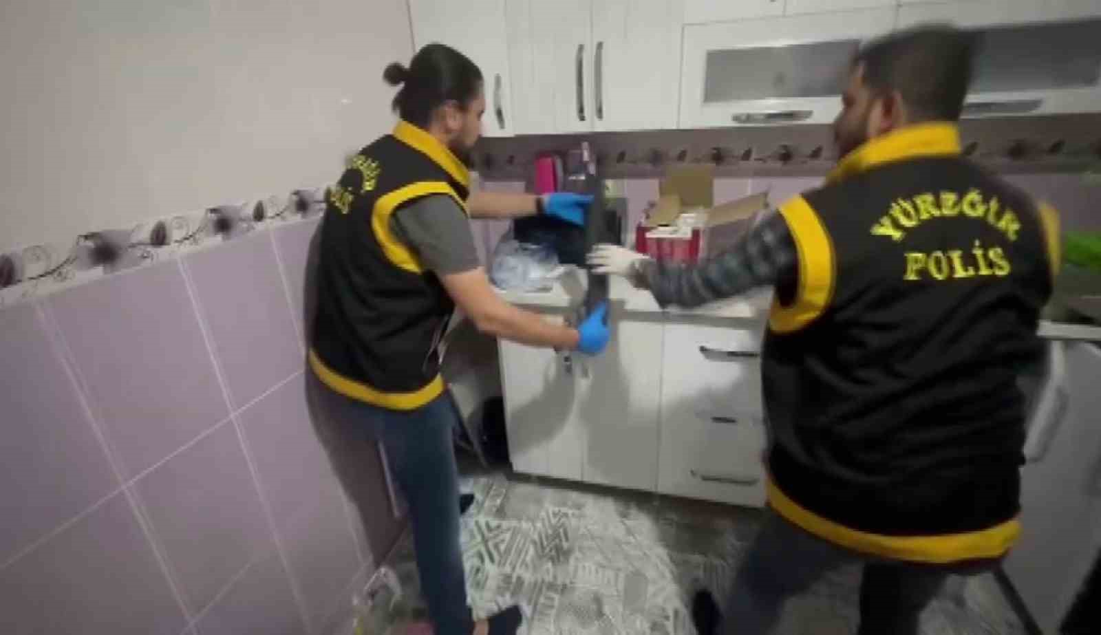 mutfak dolabindan ak 47 ve pompali tufek cikti 0 9VFegCN7