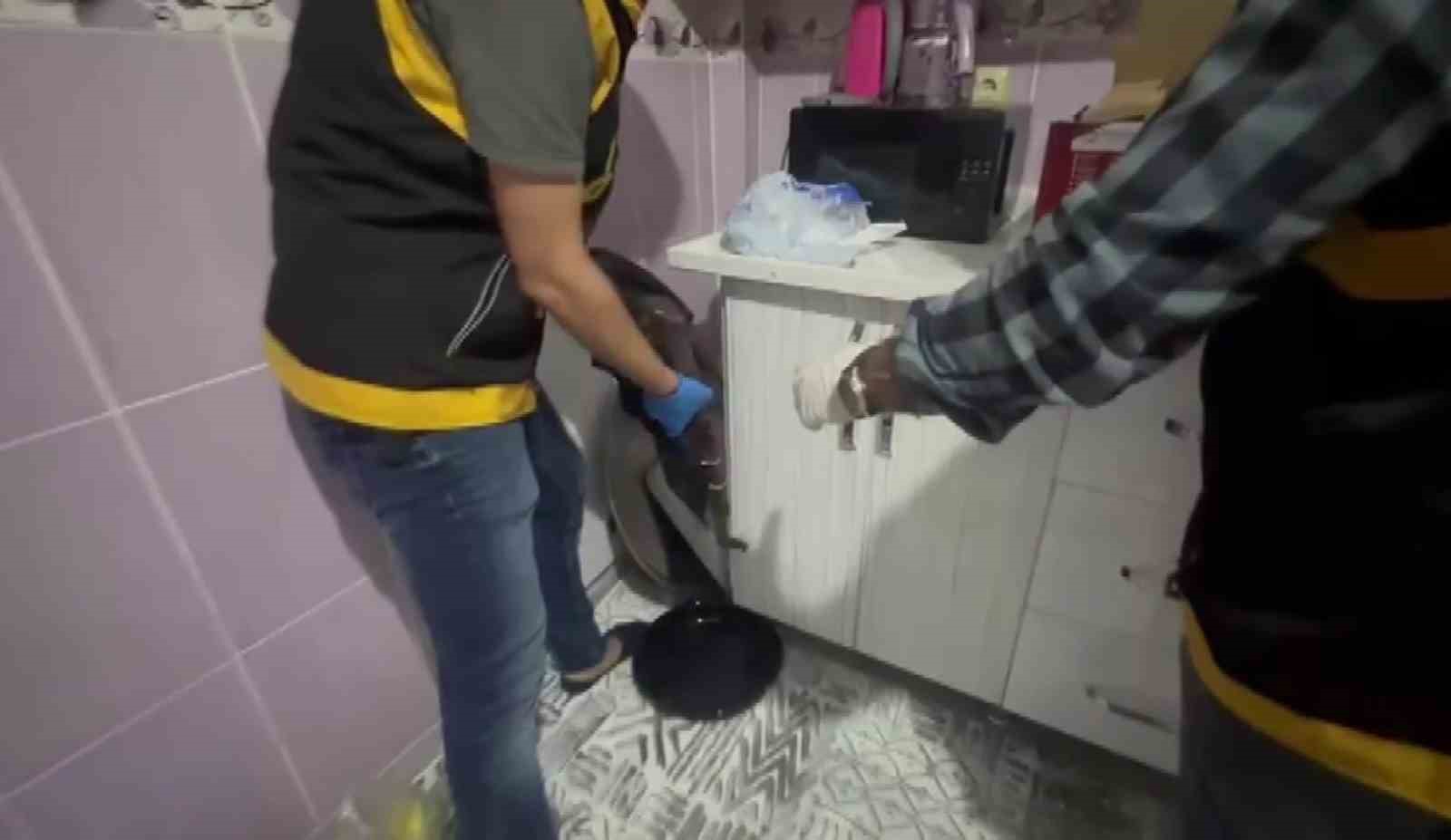 mutfak dolabindan ak 47 ve pompali tufek cikti 1 9RF6mbbO