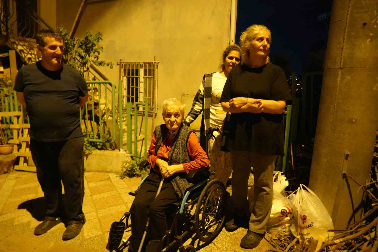 mutfak tavanindan siva dustu 5 kisilik aile tahliye adildi 0 ZdB7SL7l