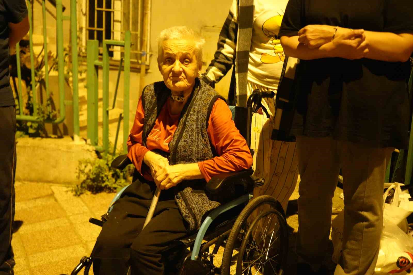 mutfak tavanindan siva dustu 5 kisilik aile tahliye adildi 1 Az92CHAL