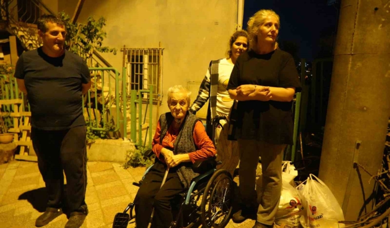 mutfak-tavanindan-siva-dustu-5-kisilik-aile-tahliye-adildi-5ZpBbrJP.jpg