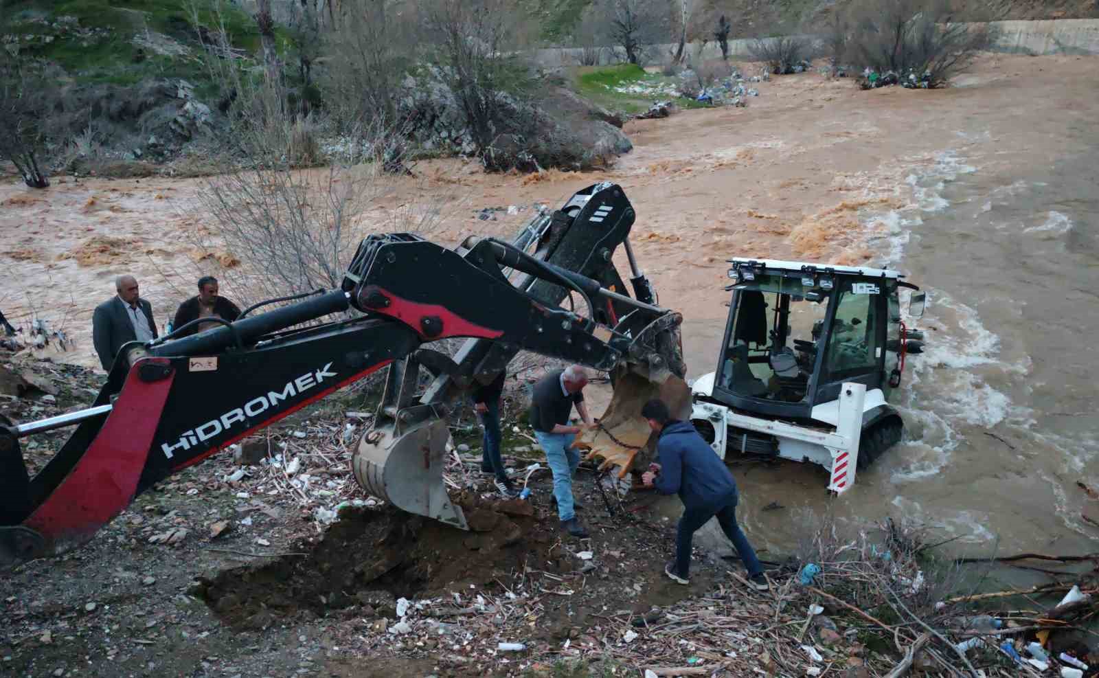 Mutki’de dereye kapılan kepçe kurtarıldı 5 mutkide dereye kapilan kepce kurtarildi 1 eXJghG7y