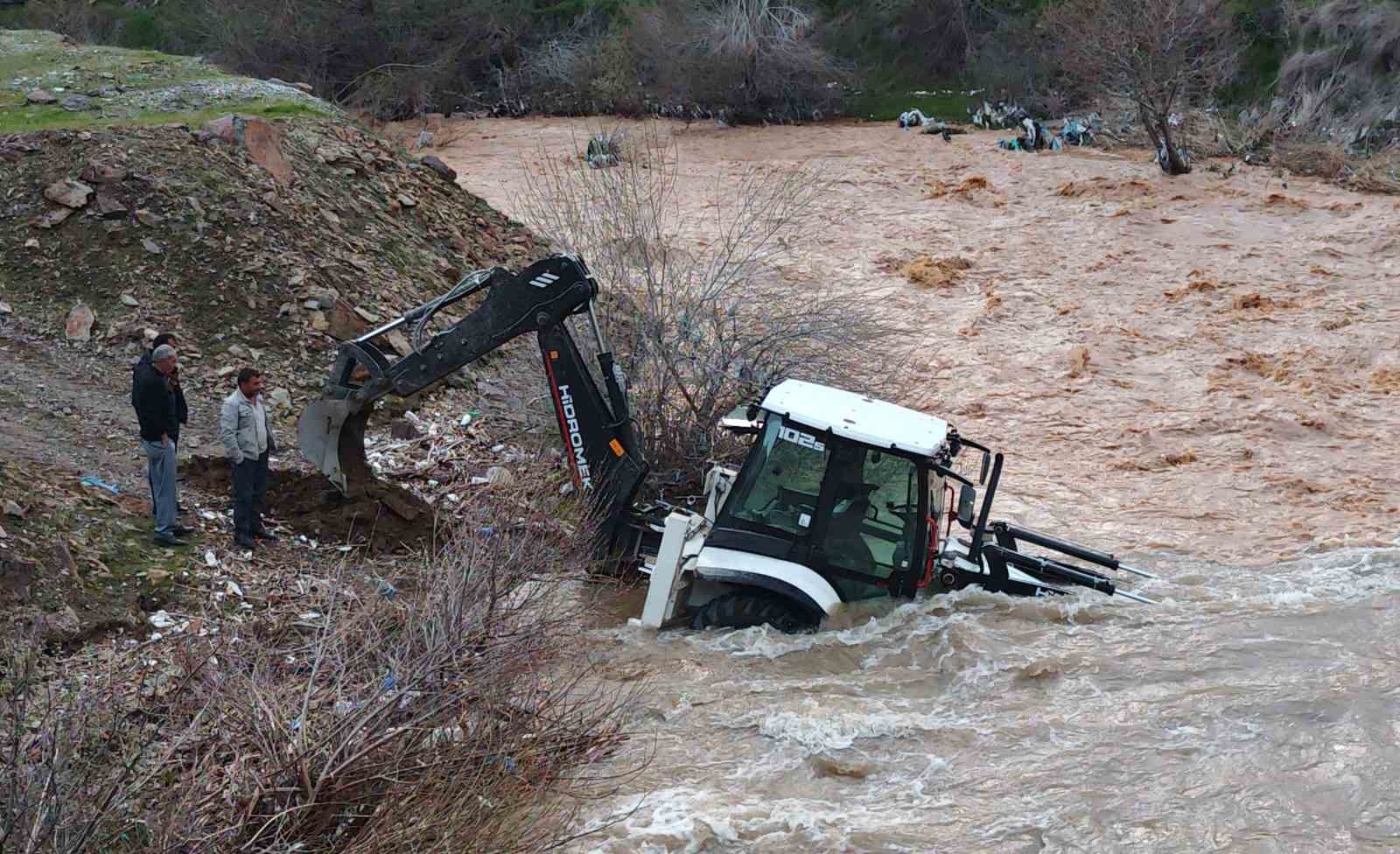Mutki’de dereye kapılan kepçe kurtarıldı 8 mutkide dereye kapilan kepce kurtarildi 4 qt3QdDJR