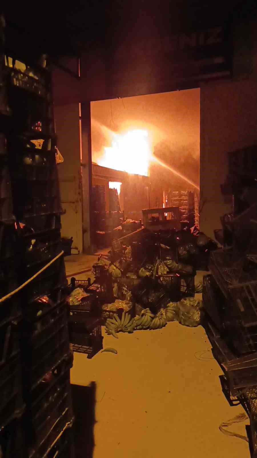 muz paketleme tesisinde cikan yangin korku dolu anlar yasatti 14 gE2KqEs5