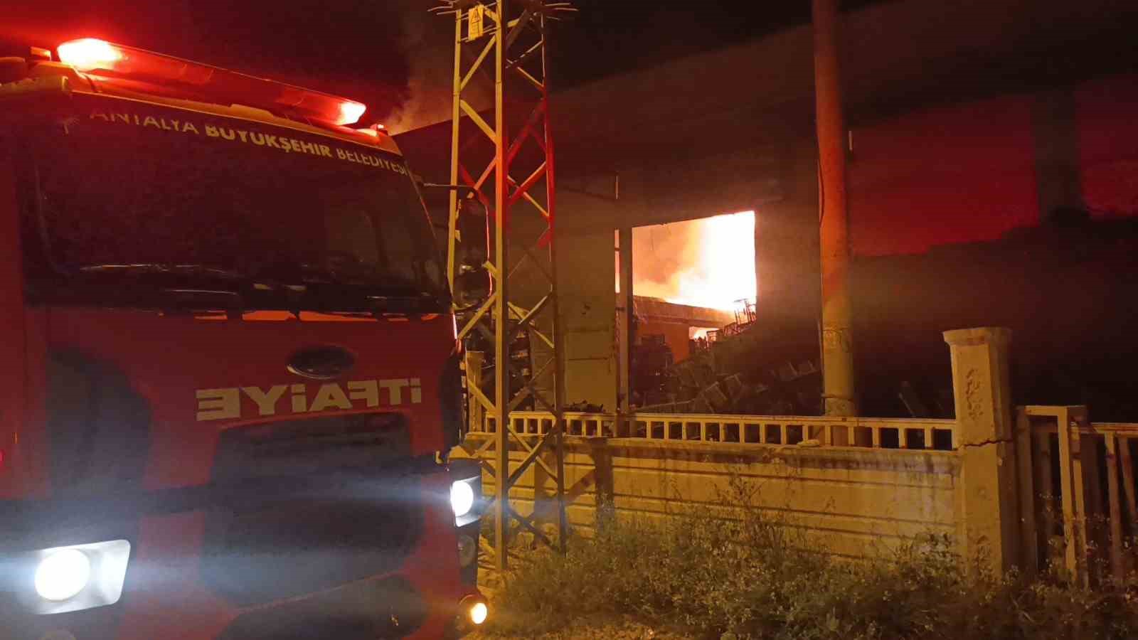 muz paketleme tesisinde cikan yangin korku dolu anlar yasatti 2 YJPgFSvz