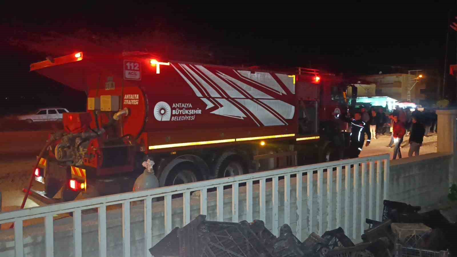 muz paketleme tesisinde cikan yangin korku dolu anlar yasatti 8 2ad5Rlnn