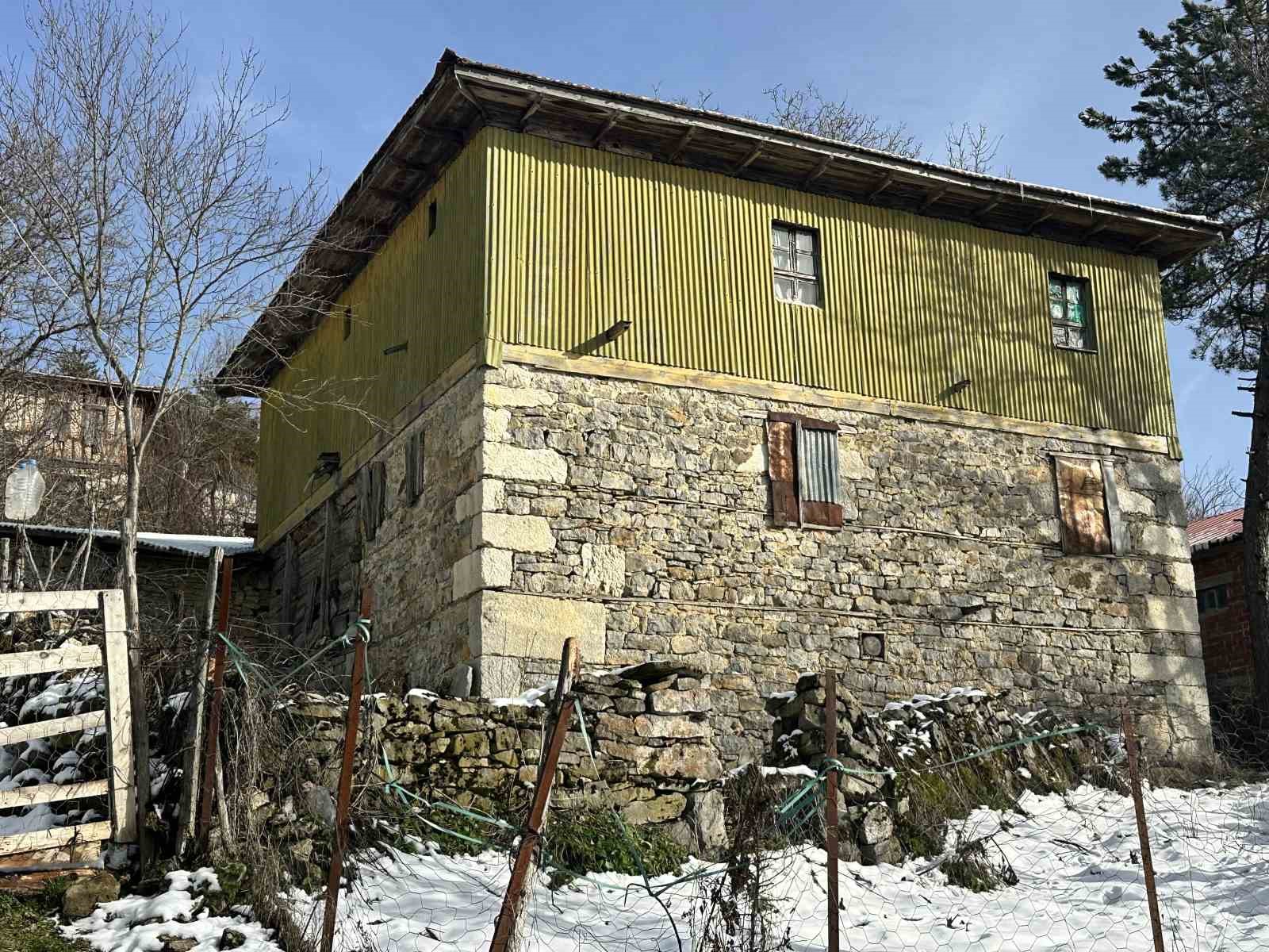 muze gibi koy her duvarlarda tarihi tapinagin taslari var 1