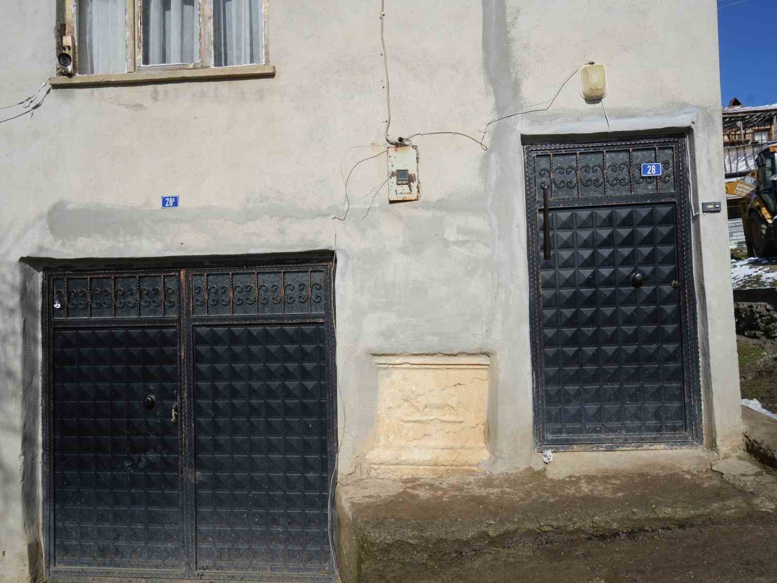 muze gibi koy her duvarlarda tarihi tapinagin taslari var 3 kN6FU2at
