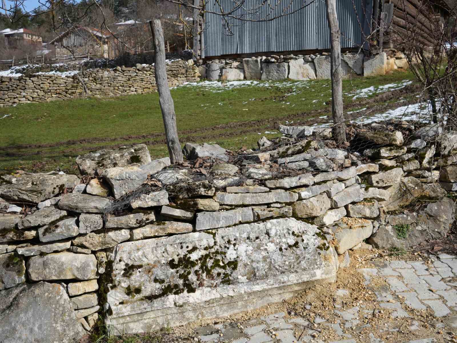 muze gibi koy her duvarlarda tarihi tapinagin taslari var 4 1IslVJZr