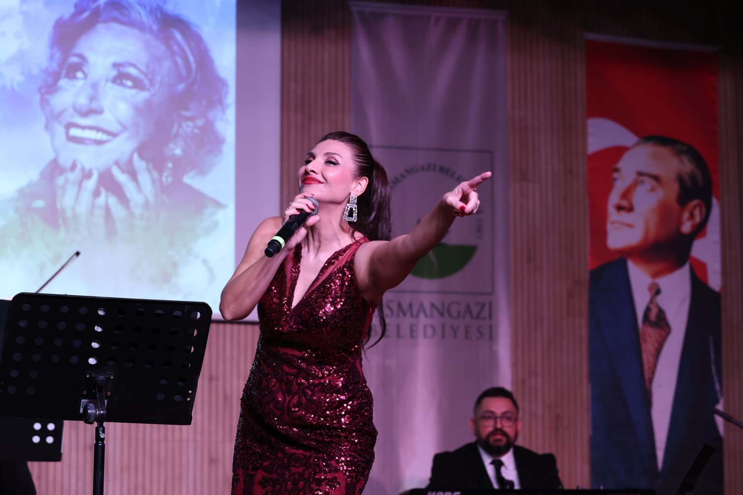 muzeyyen senar osmangazide sarkilarla anildi 0
