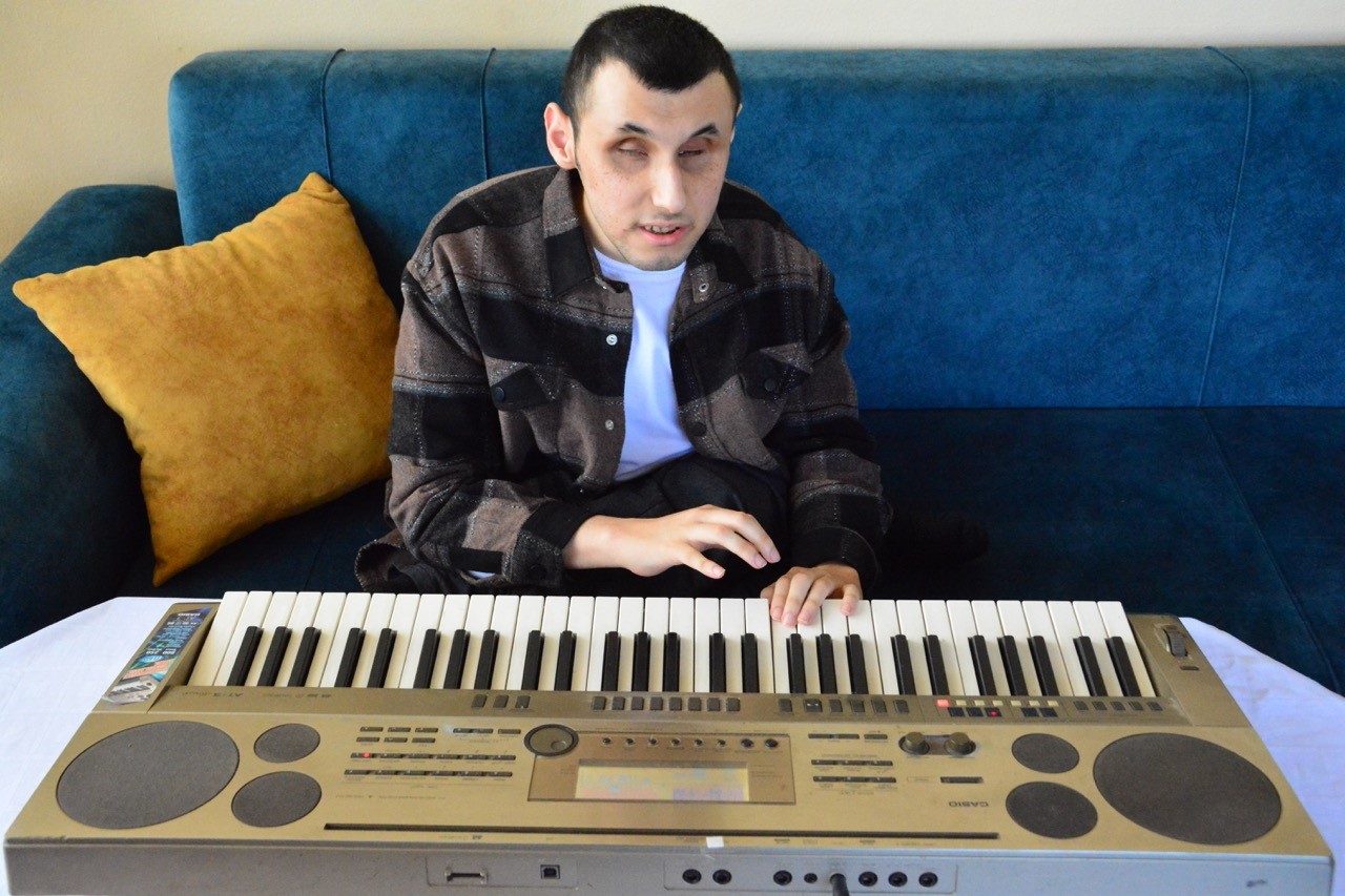 muzik aski engellerini asti caldigi enstrumanlarla hayata tutunuyor 3 dj8XHDJu