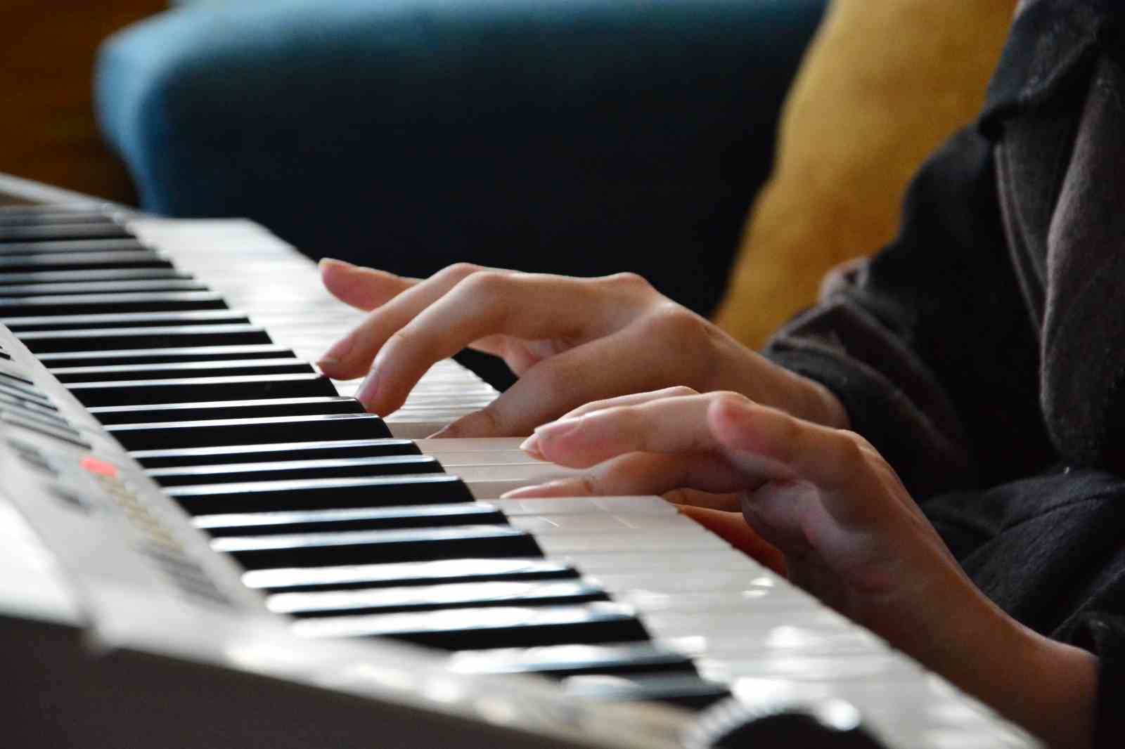 muzik aski engellerini asti caldigi enstrumanlarla hayata tutunuyor 4 8cKK9SER