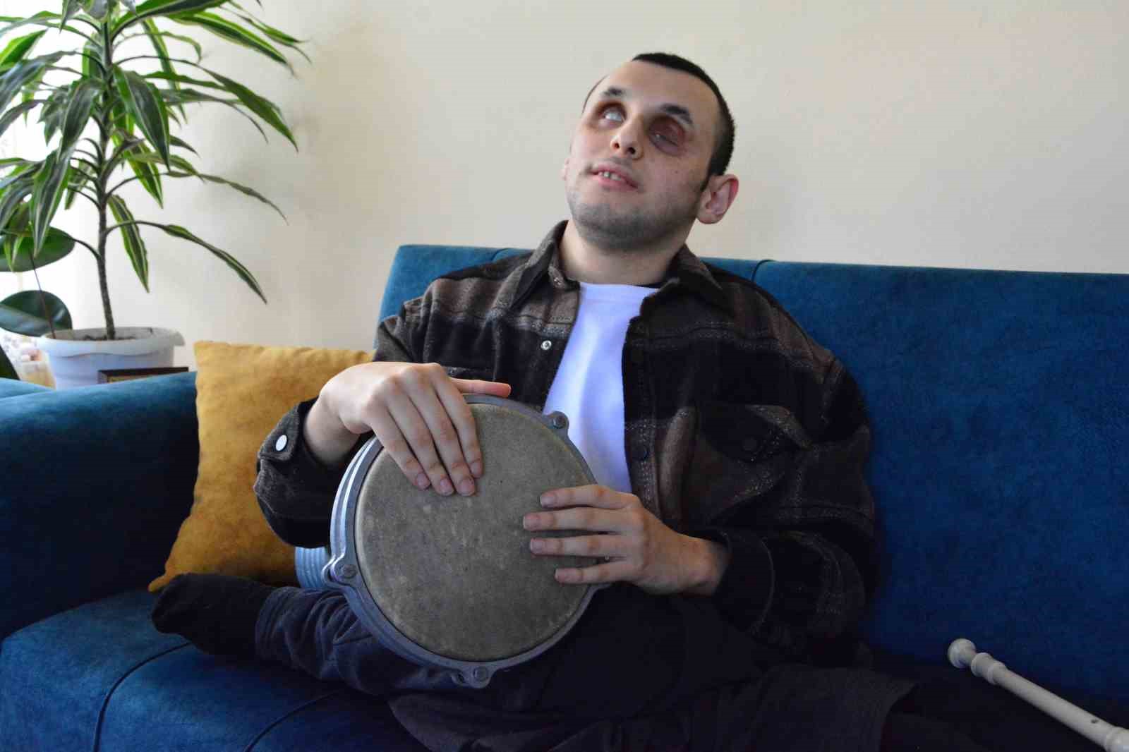 muzik aski engellerini asti caldigi enstrumanlarla hayata tutunuyor 9