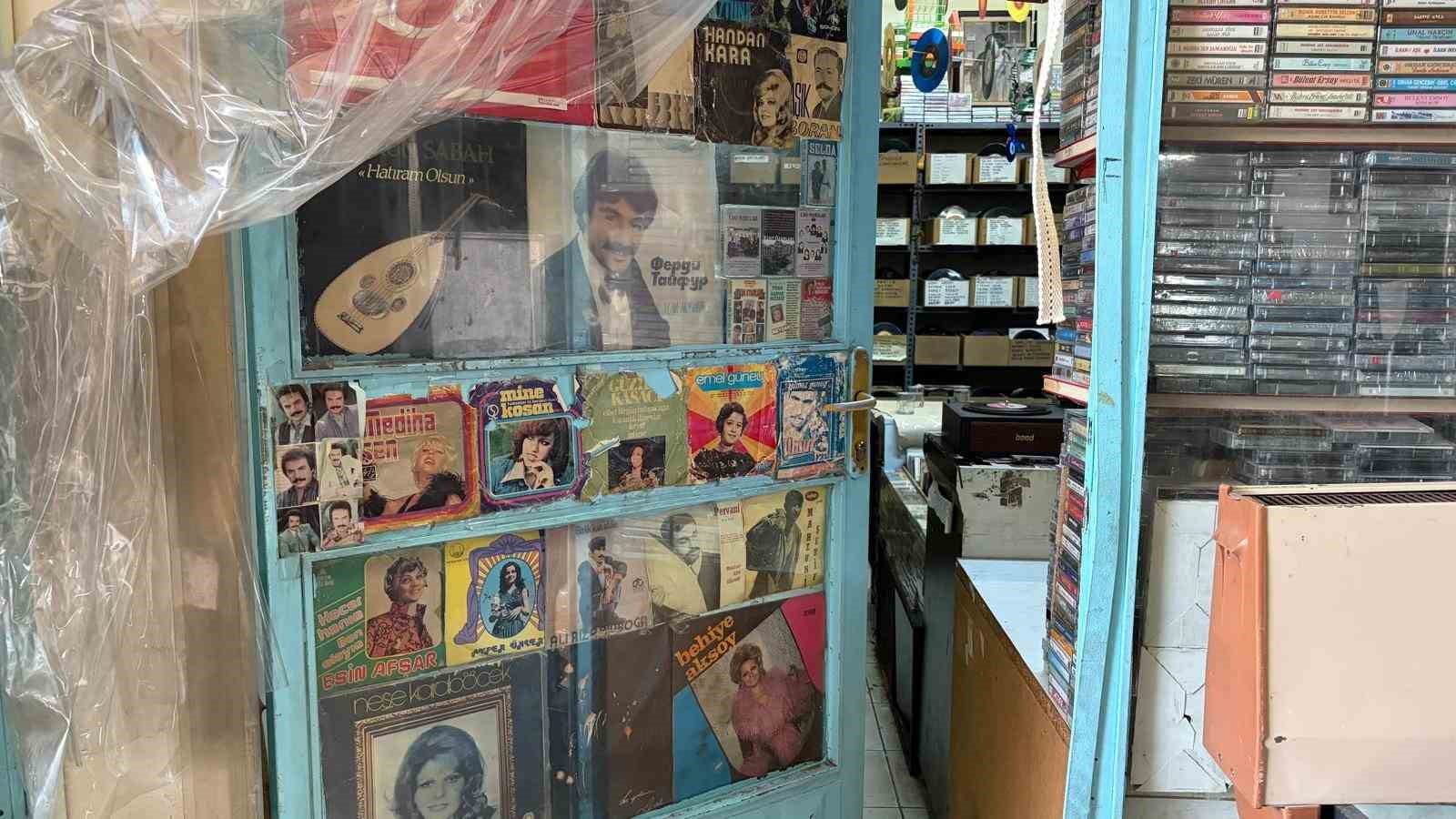 muzik dunyasinin gecmisine 20 yildir topladigi plak ve kasetlerle isik tutuyor 0
