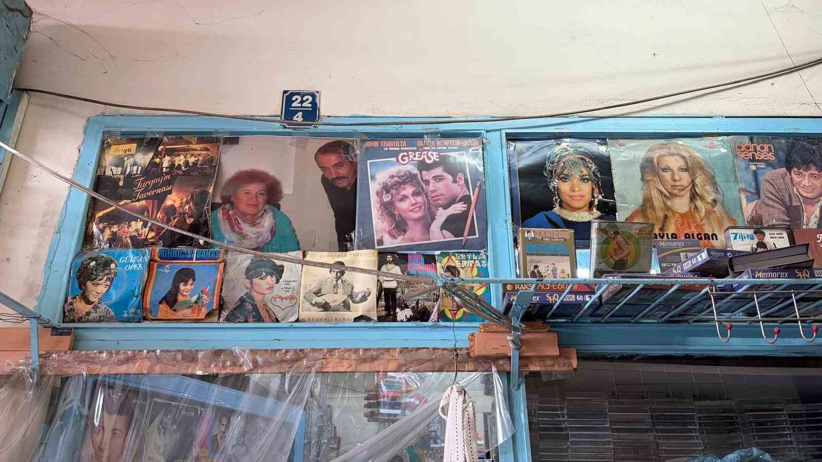 muzik dunyasinin gecmisine 20 yildir topladigi plak ve kasetlerle isik tutuyor 1 wOCcHHDk