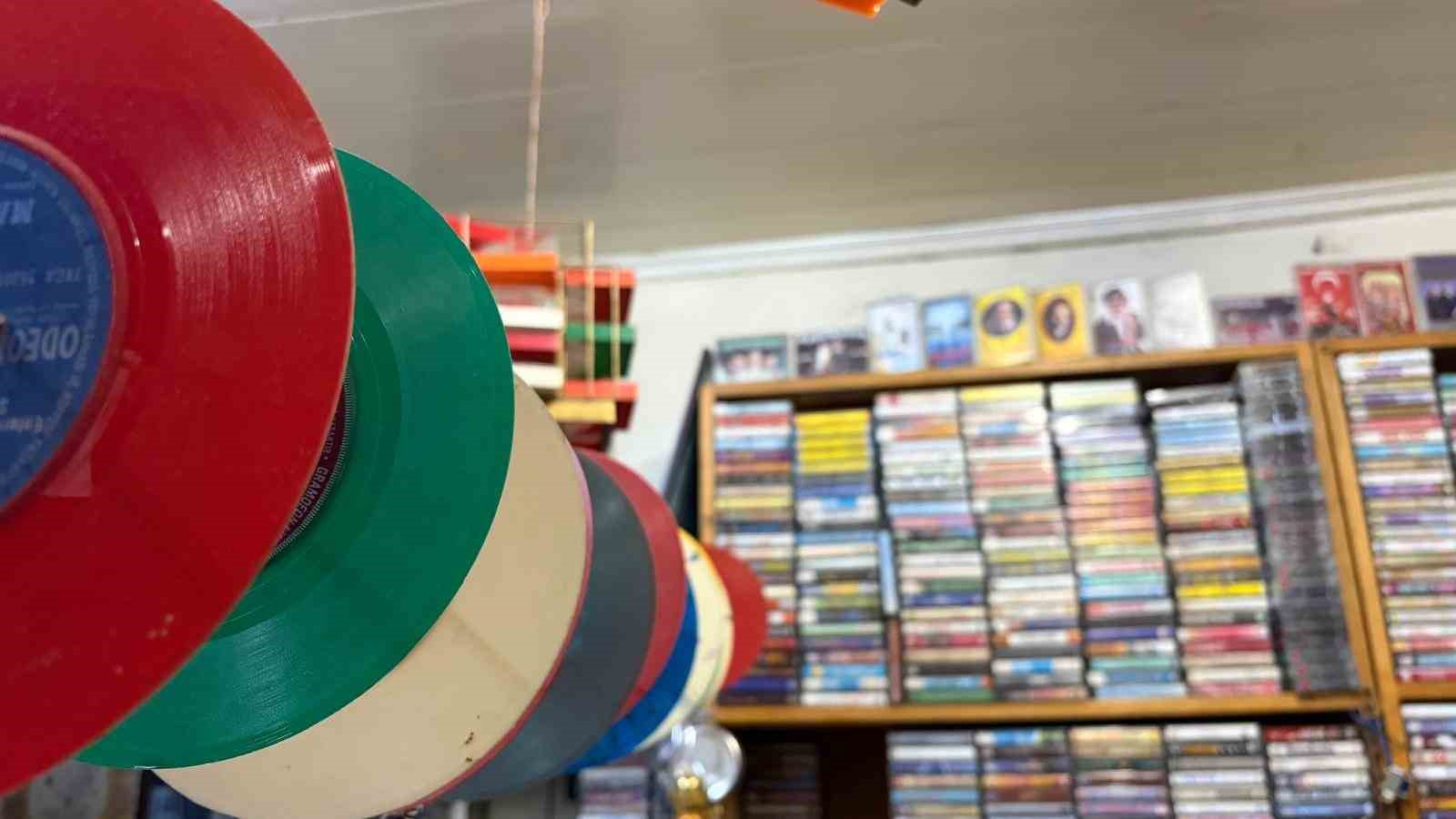 muzik dunyasinin gecmisine 20 yildir topladigi plak ve kasetlerle isik tutuyor 2 9nBbUSSd