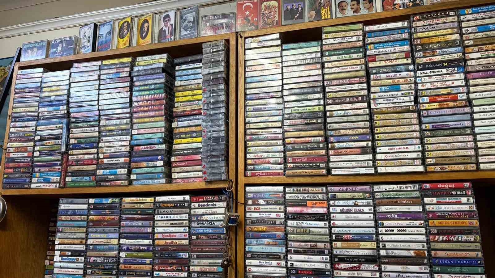 muzik dunyasinin gecmisine 20 yildir topladigi plak ve kasetlerle isik tutuyor 5 qggr8lIF