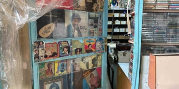 muzik-dunyasinin-gecmisine-20-yildir-topladigi-plak-ve-kasetlerle-isik-tutuyor-jPbtzuvs.jpg