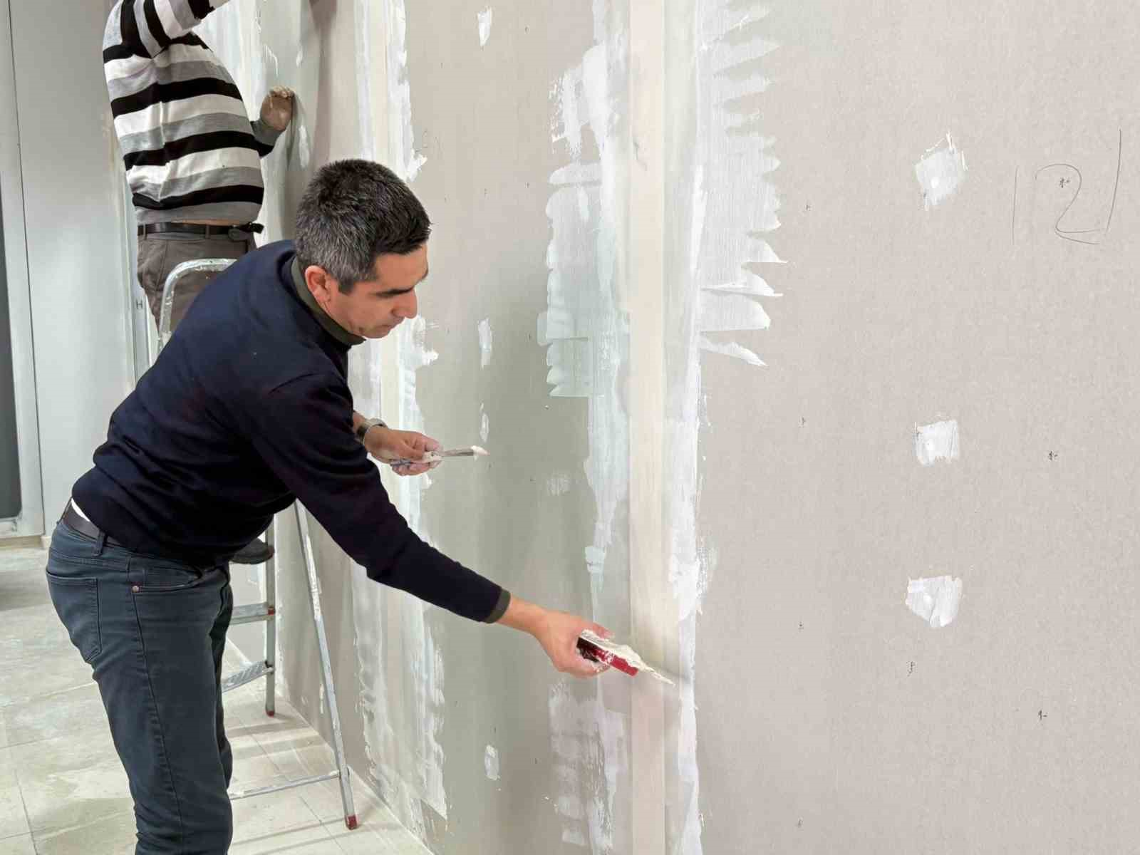 myo muduru okuldaki tadilat islerini kendi elleriyle yapiyor 0 Ut9NkmYG