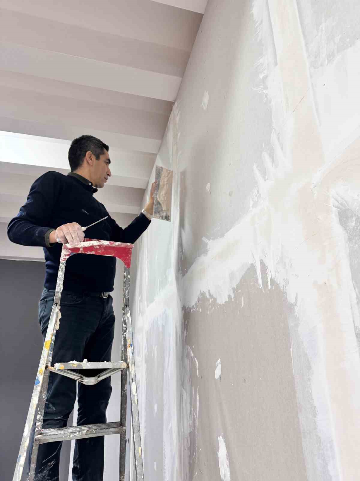 myo muduru okuldaki tadilat islerini kendi elleriyle yapiyor 3 zTbPYSaR