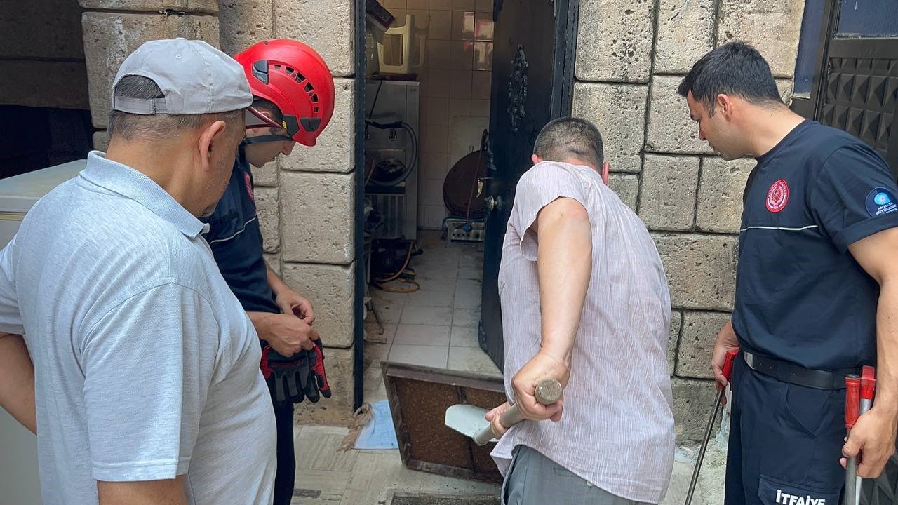 Namaza gelen cemaat karşılaştıkları yılanı önce oyuncak sandı, hareket edince telefona sarıldı 7 namaza gelen cemaat karsilastiklari yilani once oyuncak sandi hareket edince telefona sarildi 3 LlzUdAEl