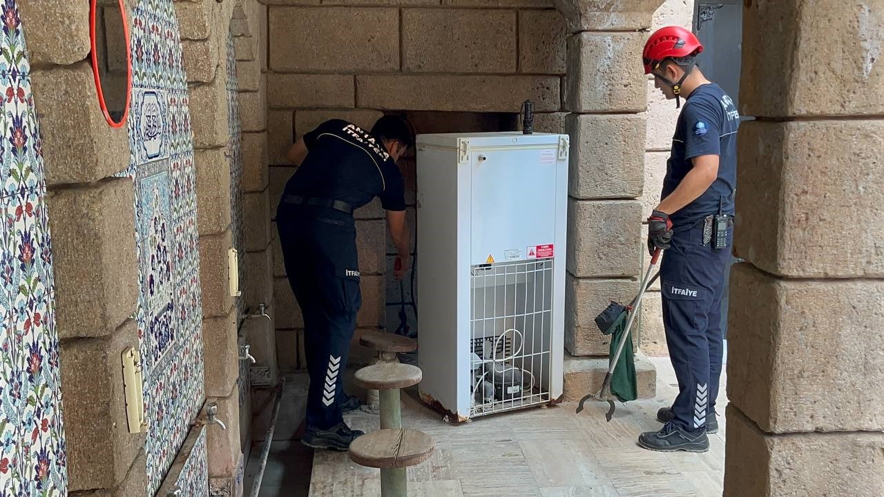 Namaza gelen cemaat karşılaştıkları yılanı önce oyuncak sandı, hareket edince telefona sarıldı 9 namaza gelen cemaat karsilastiklari yilani once oyuncak sandi hareket edince telefona sarildi 5 UPWZT2td