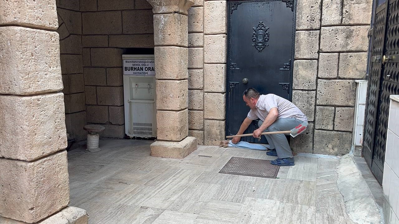 Namaza gelen cemaat karşılaştıkları yılanı önce oyuncak sandı, hareket edince telefona sarıldı 10 namaza gelen cemaat karsilastiklari yilani once oyuncak sandi hareket edince telefona sarildi 6 EJRQkhyb
