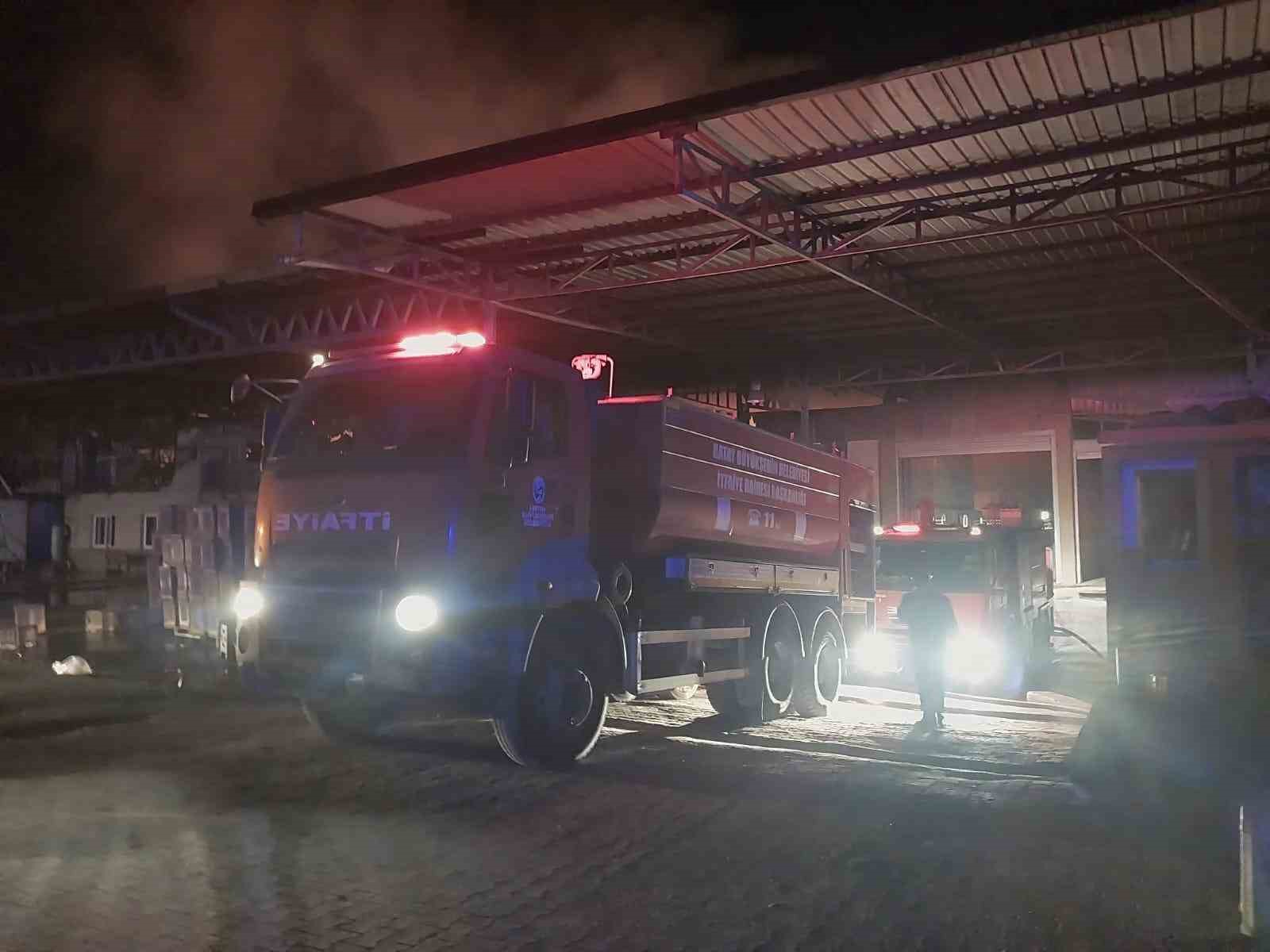 Narenciye paketleme fabrikası alevlere teslim oldu: 60 işçi tahliye edildi, 1 işçi öldü 7 narenciye paketleme fabrikasi alevlere teslim oldu 60 isci tahliye edildi 1 isci oldu 3 eHSEVKQy