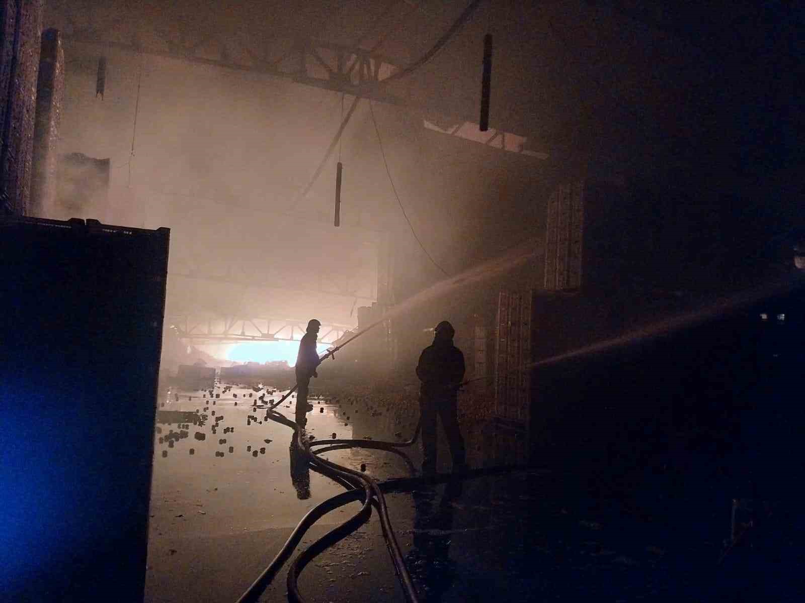 Narenciye paketleme fabrikası alevlere teslim oldu: 60 işçi tahliye edildi, 1 işçi öldü 8 narenciye paketleme fabrikasi alevlere teslim oldu 60 isci tahliye edildi 1 isci oldu 4 uLWMcdul