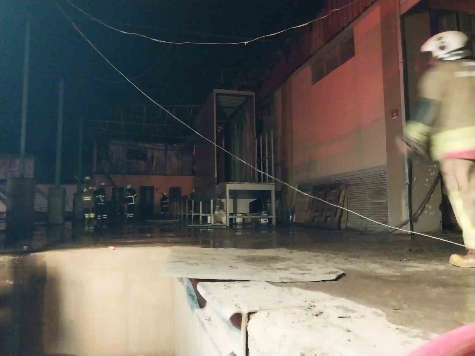 Narenciye paketleme fabrikası alevlere teslim oldu: 60 işçi tahliye edildi, 1 işçi öldü 10 narenciye paketleme fabrikasi alevlere teslim oldu 60 isci tahliye edildi 1 isci oldu 6 UihTfc2N