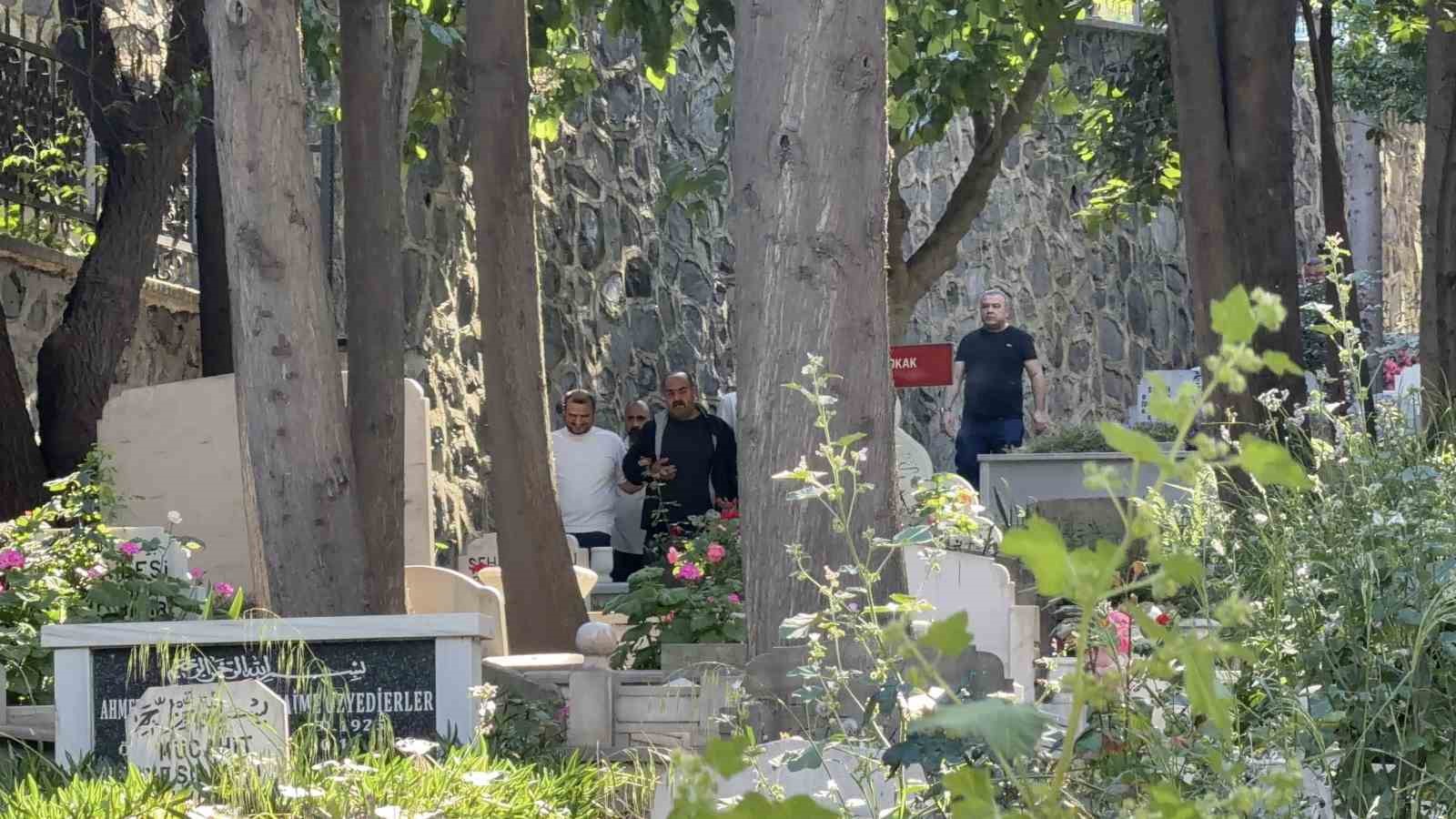 Narin Güran’ın babası ve ağabeyi Mattia Ahmet Minguzzi’nin kabrini ziyaret etti 4 narin guranin babasi ve agabeyi mattia ahmet minguzzinin kabrini ziyaret etti 0 PIBFeHFI