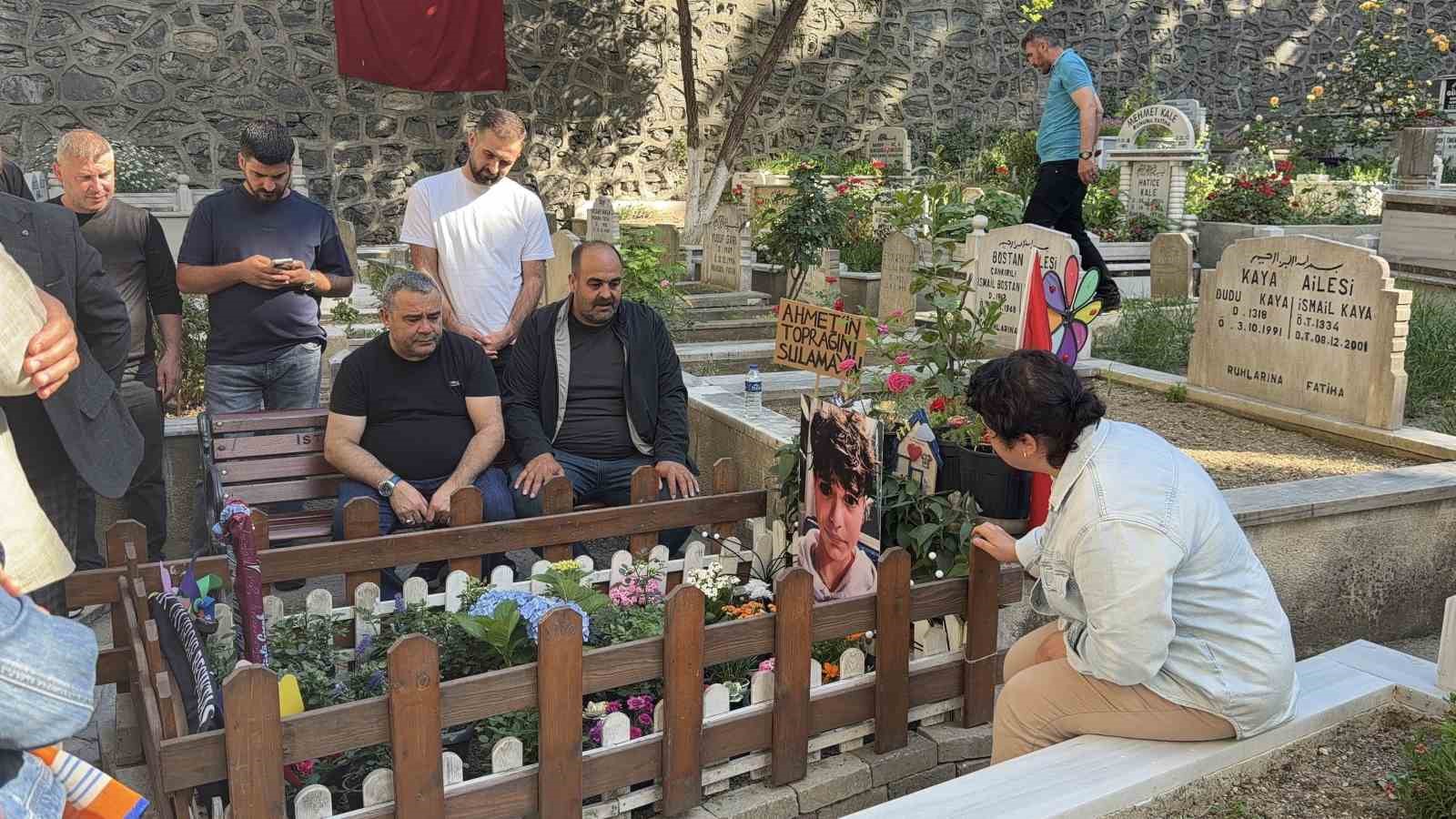 Narin Güran’ın babası ve ağabeyi Mattia Ahmet Minguzzi’nin kabrini ziyaret etti 6 narin guranin babasi ve agabeyi mattia ahmet minguzzinin kabrini ziyaret etti 2 Zk9OQDYp