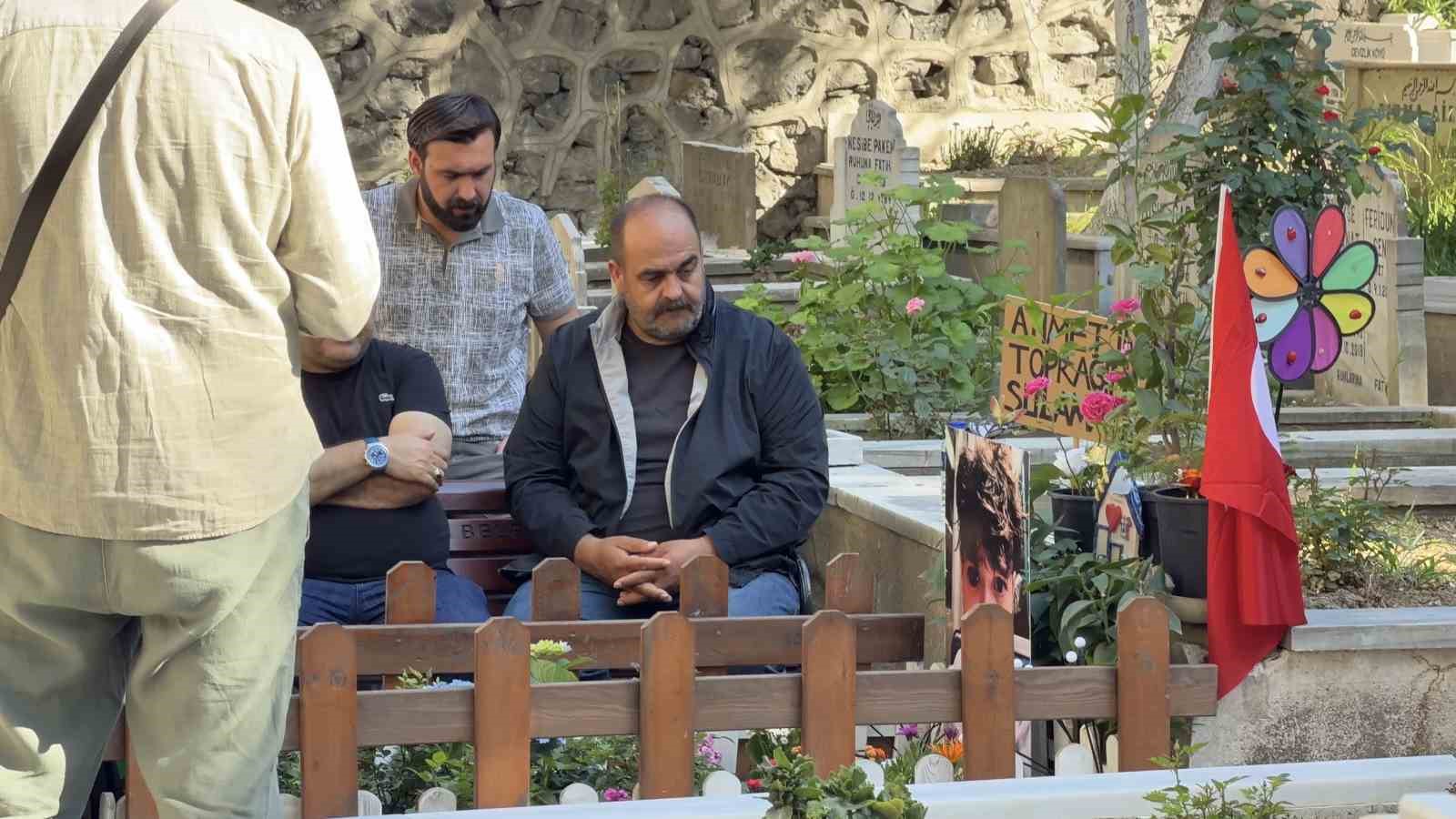 Narin Güran’ın babası ve ağabeyi Mattia Ahmet Minguzzi’nin kabrini ziyaret etti 7 narin guranin babasi ve agabeyi mattia ahmet minguzzinin kabrini ziyaret etti 3 8vUy4ZLR