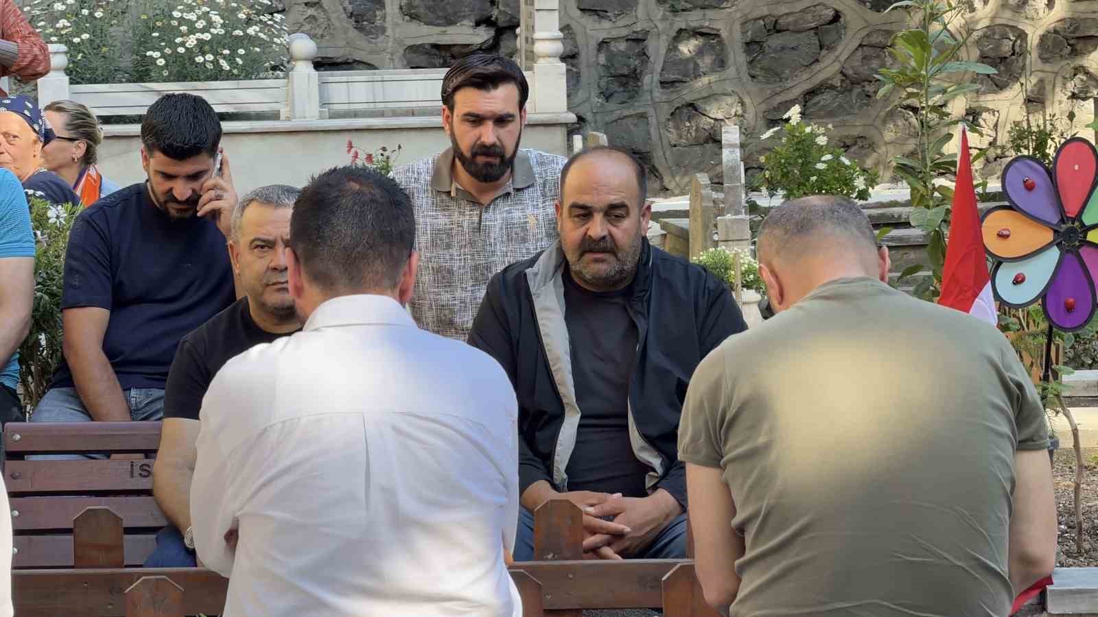 Narin Güran’ın babası ve ağabeyi Mattia Ahmet Minguzzi’nin kabrini ziyaret etti 9 narin guranin babasi ve agabeyi mattia ahmet minguzzinin kabrini ziyaret etti 5 Kv7Qf9XE
