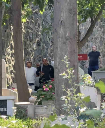 narin-guranin-babasi-ve-agabeyi-mattia-ahmet-minguzzinin-kabrini-ziyaret-etti-NggzXXYB.jpg