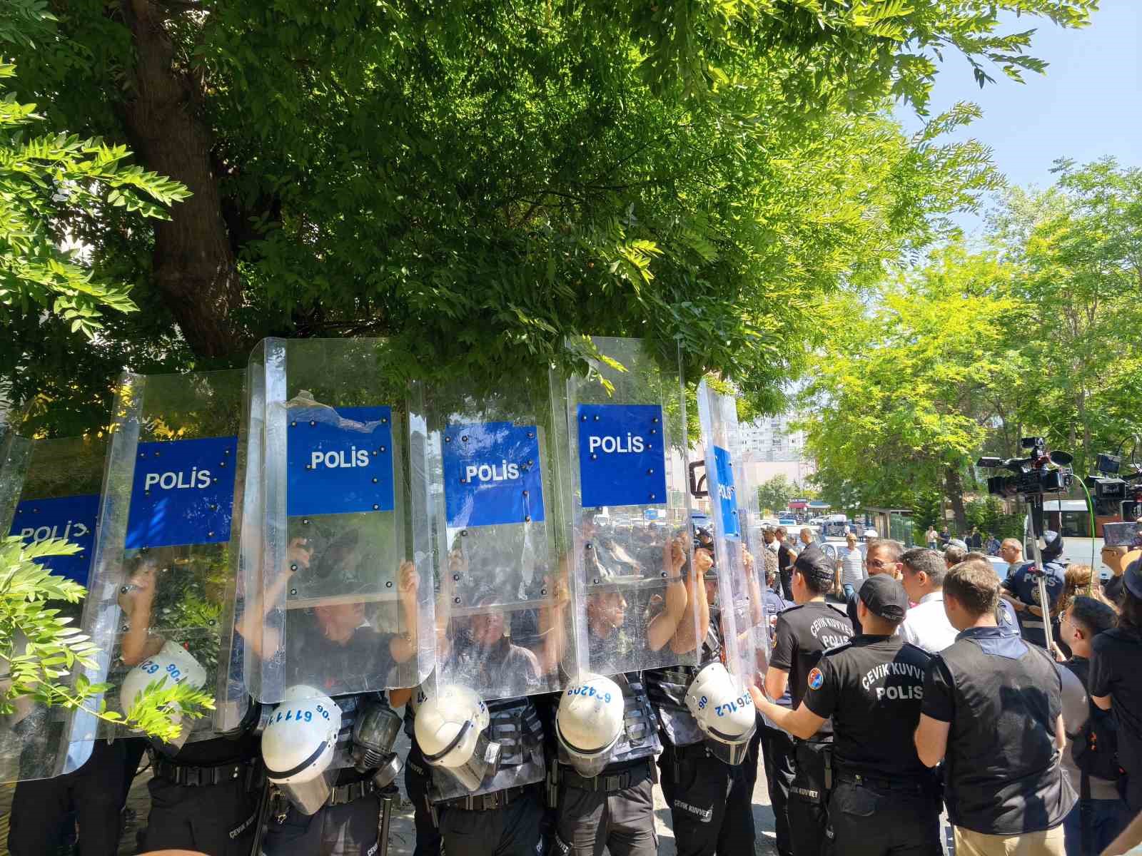 NATO karşıtı eylem yapan gruba gözaltı 4 nato karsiti eylem yapan gruba gozalti 0 Og6O2Zb4