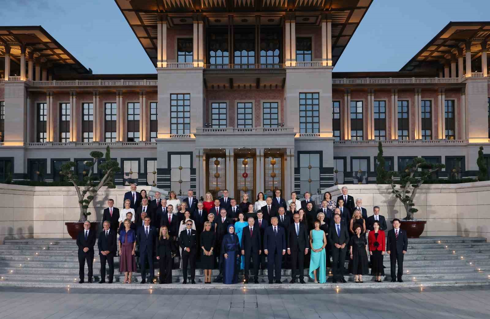 nato liderleri kulliyede aile fotografinda bulustu 0 CNmuZi7H