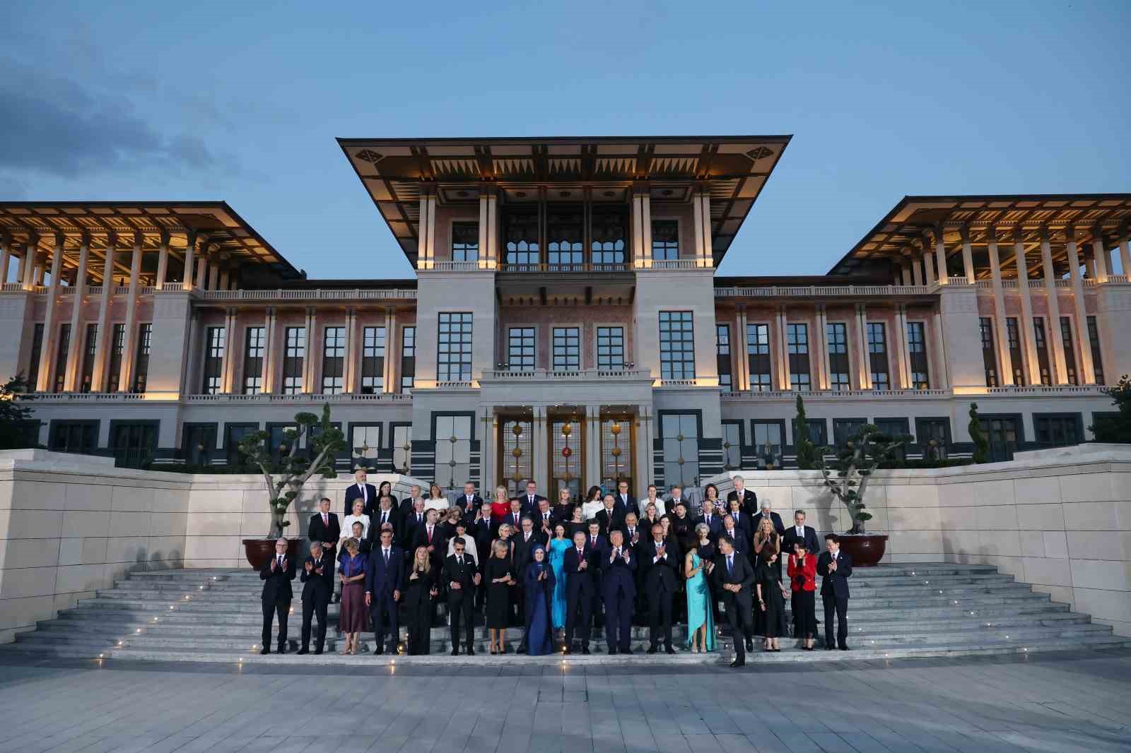 nato liderleri kulliyede aile fotografinda bulustu 1 jVWECIV3
