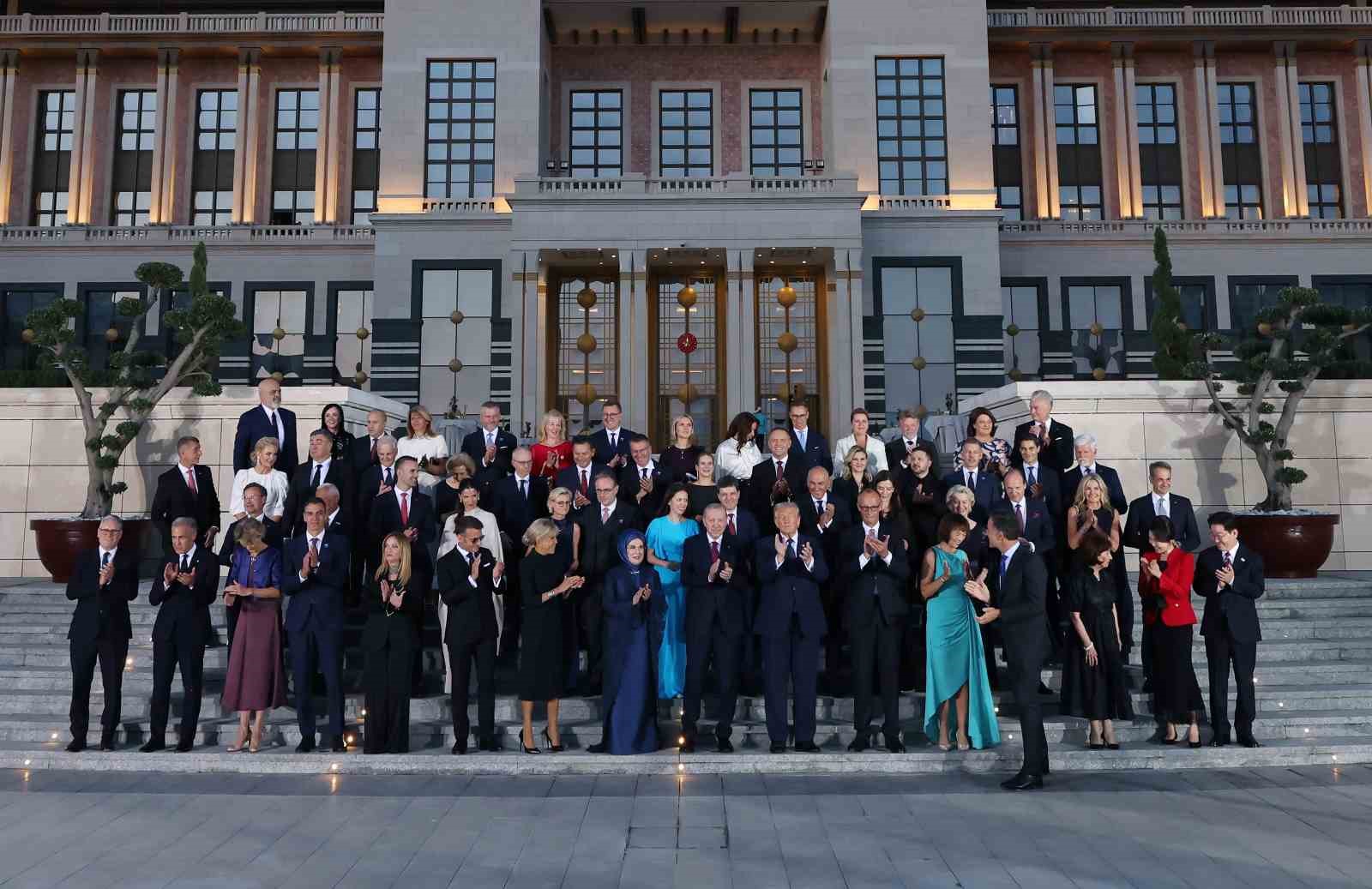 nato liderleri kulliyede aile fotografinda bulustu 2