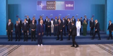 nato-zirvesinde-beyaz-ayakkabi-detayi-dikkat-cekti-dQgiLyCl.jpg