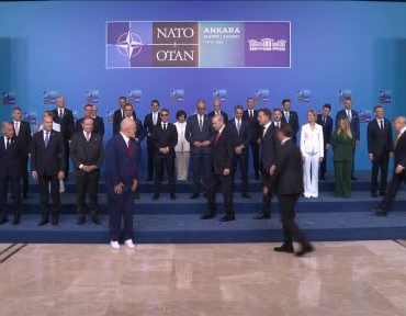 nato-zirvesinde-beyaz-ayakkabi-detayi-dikkat-cekti-dQgiLyCl.jpg