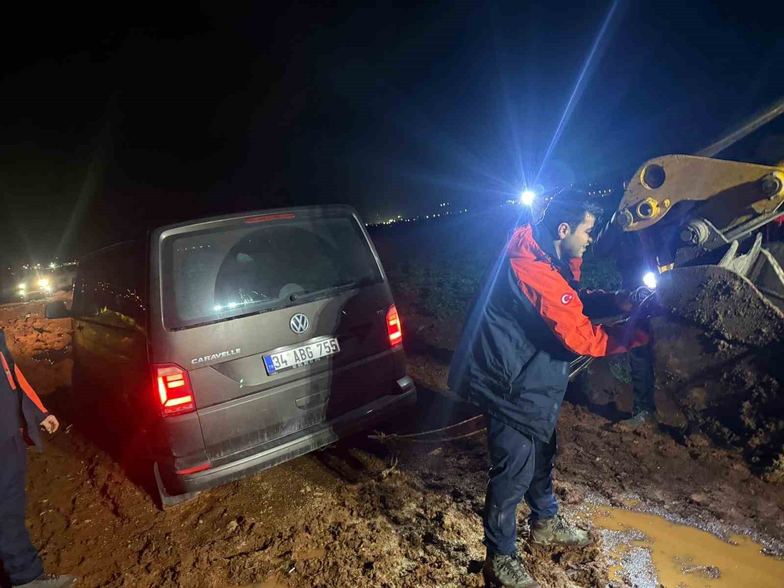 navigasyon yardimiyla yolculuk yapan minibusteki 10 kisi camurlu yolda mahsur kaldi 0 Cj98SIuN
