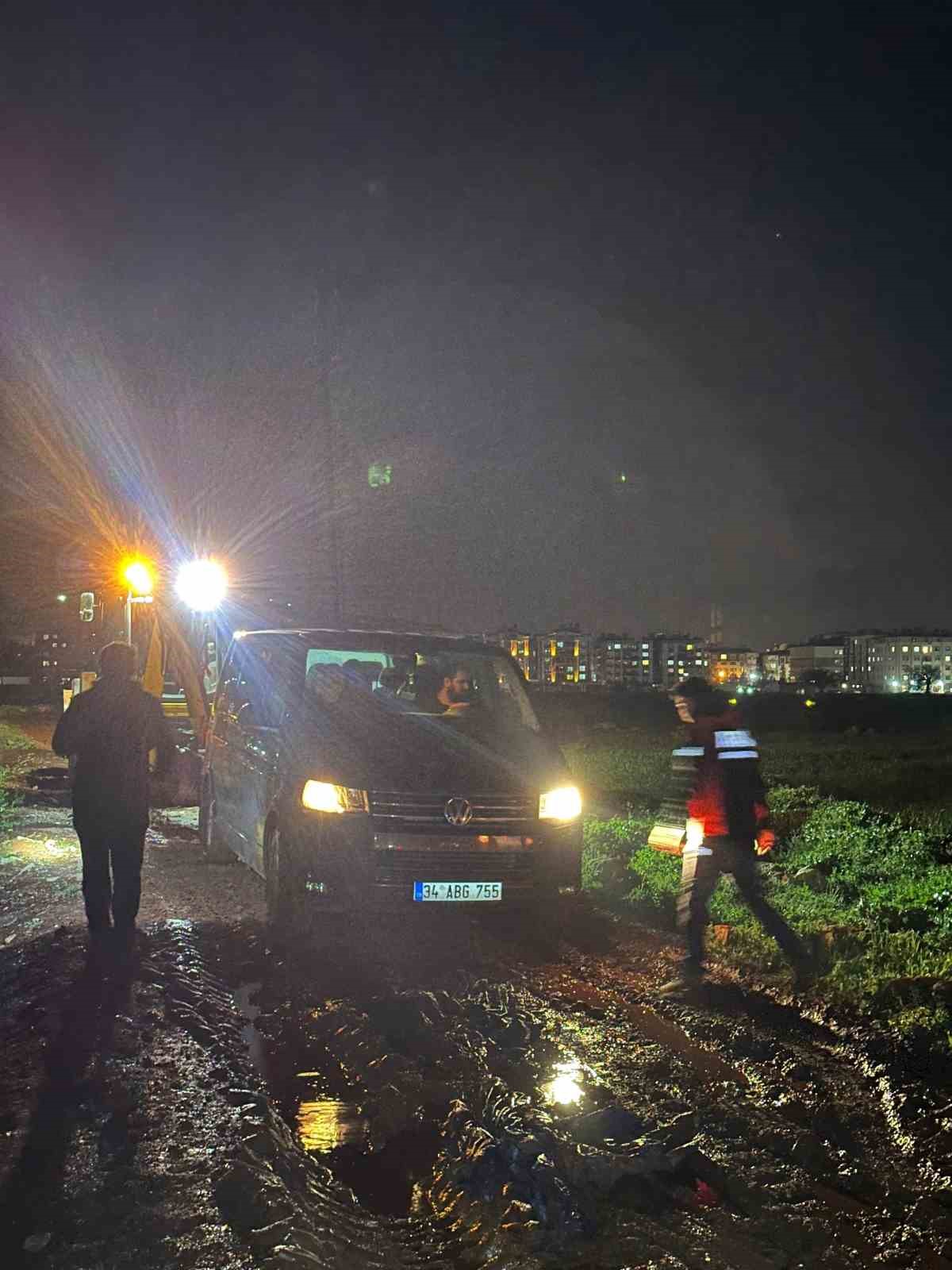 navigasyon yardimiyla yolculuk yapan minibusteki 10 kisi camurlu yolda mahsur kaldi 2 Hk2Xg9Rd