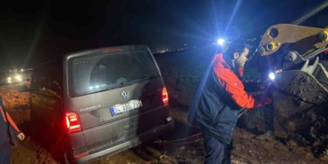 navigasyon-yardimiyla-yolculuk-yapan-minibusteki-10-kisi-camurlu-yolda-mahsur-kaldi-sgFhVv1Z.jpg