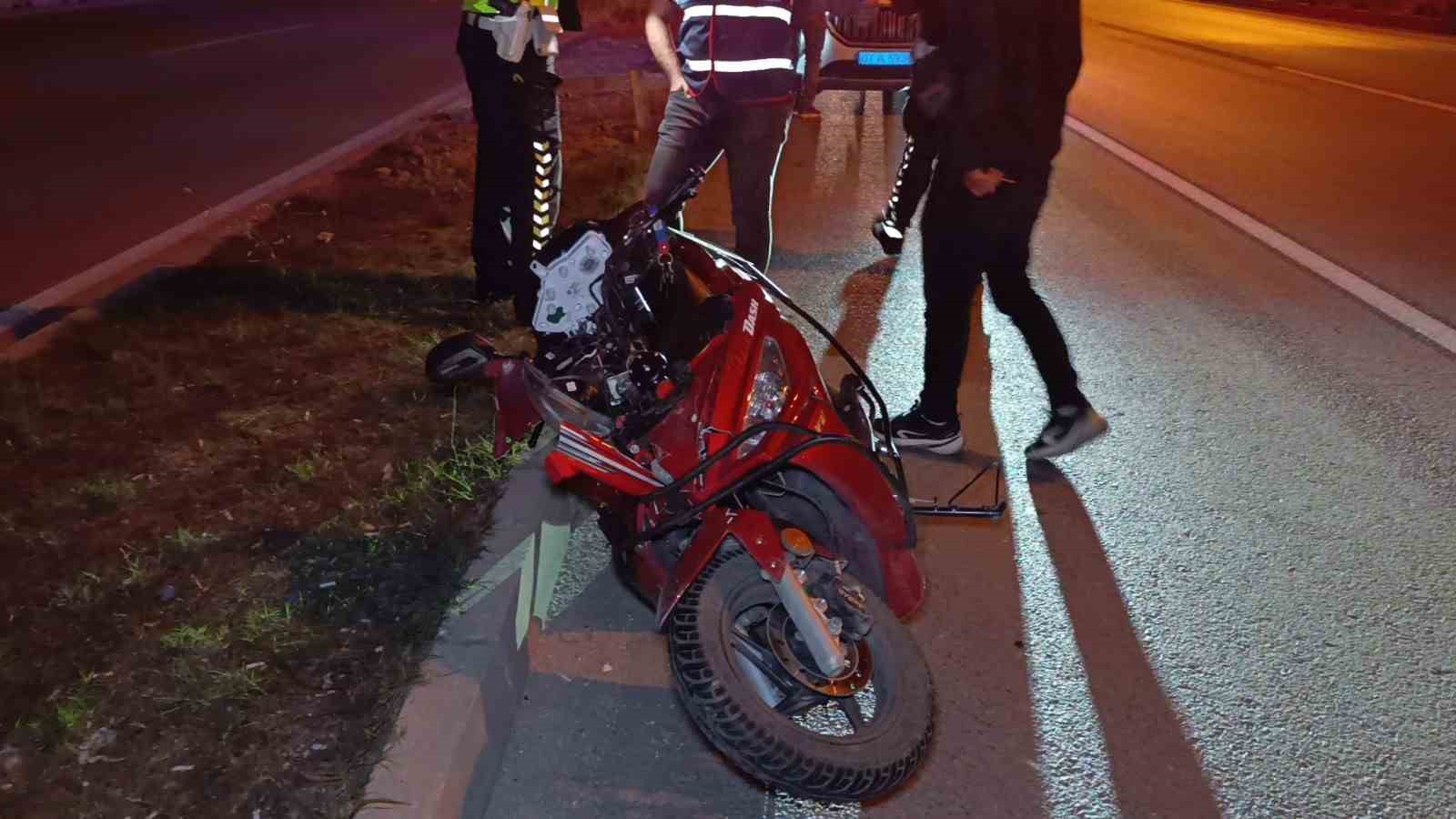 Navigasyona bakmak için duran otomobile çarpan motosiklet sürücüsü yaralandı 6 navigasyona bakmak icin duran otomobile carpan motosiklet surucusu yaralandi 2 muGF7OAV