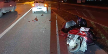 navigasyona-bakmak-icin-duran-otomobile-carpan-motosiklet-surucusu-yaralandi-YC3LIK4h.jpg
