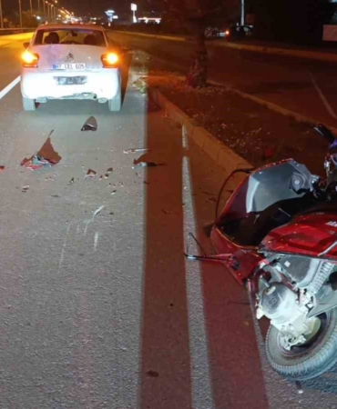 navigasyona-bakmak-icin-duran-otomobile-carpan-motosiklet-surucusu-yaralandi-YC3LIK4h.jpg