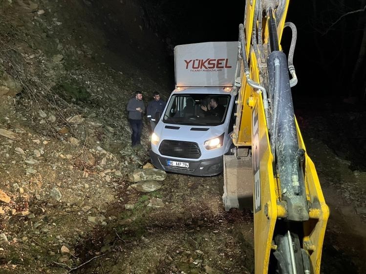 Navigasyonun yanılttığı 3 kişi, dağ yolunda araçla çamura saplanarak mahsur kaldı 4 navigasyonun yanilttigi 3 kisi dag yolunda aracla camura saplanarak mahsur kaldi 0 yw4ic1BE